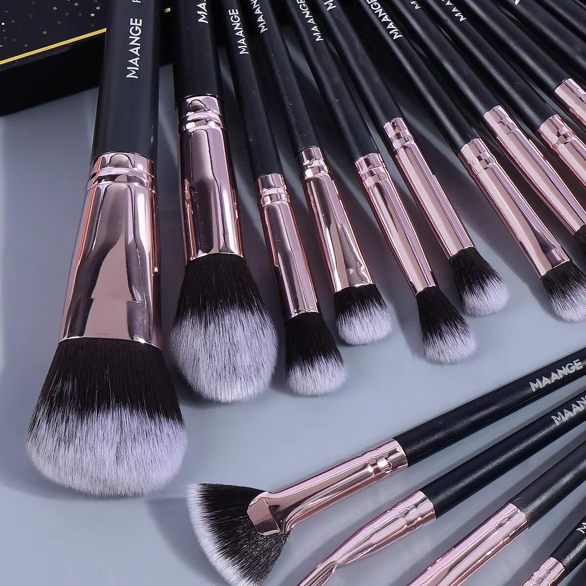 Set de Brochas de Maquillaje Profesional | 20 Piezas + Estuche Elegante 